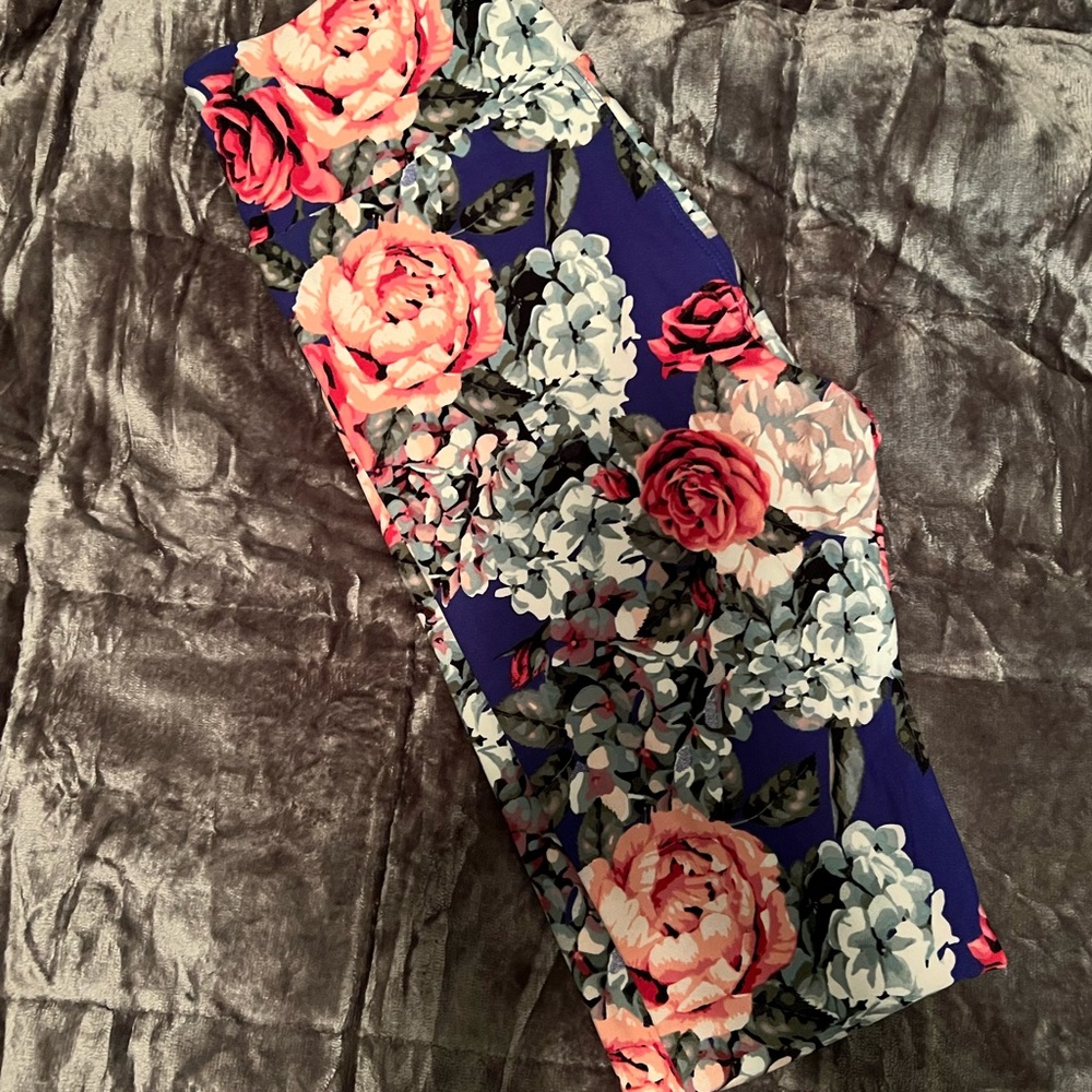 Lularoe Rose OS Leggings